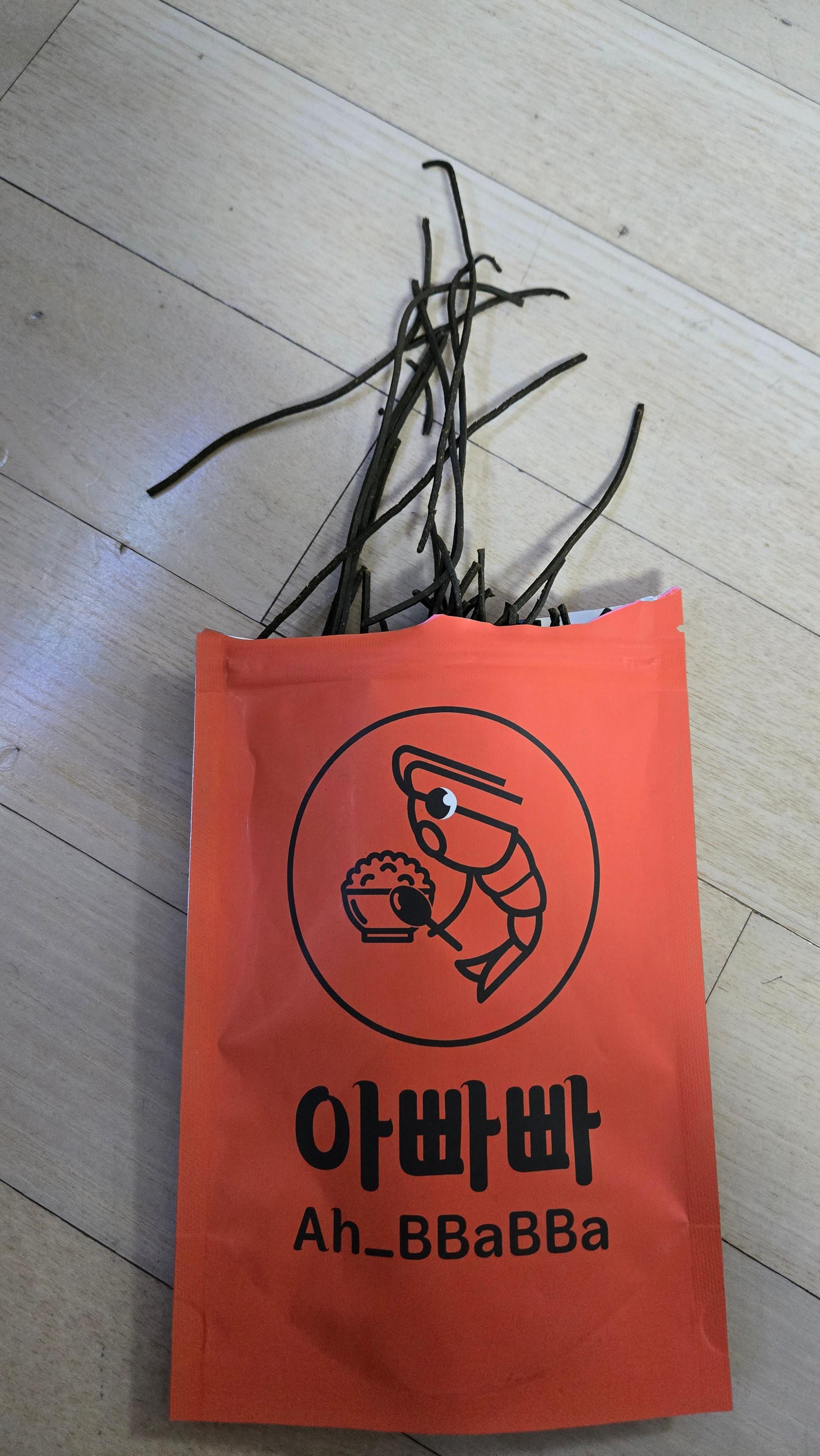 아빠빠 식물성 사료 급여 직후 체리새우들이 몰려든 모습